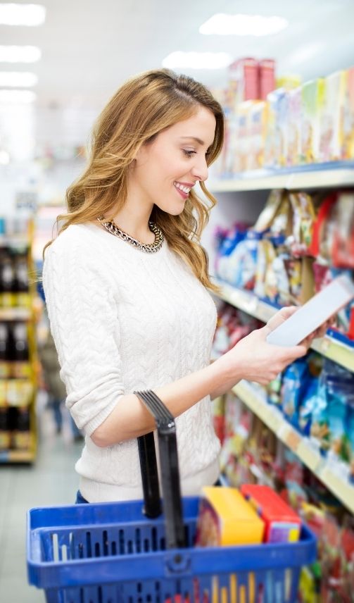 Señora-mirando-producto-supermercado