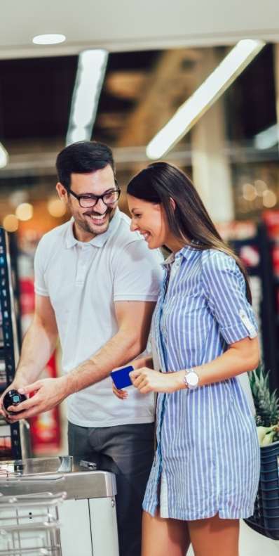pareja-mercando-supermercado